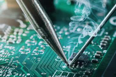 Narzędzia i akcesoria w serwisie elektroniki oraz warsztacie konstruktora