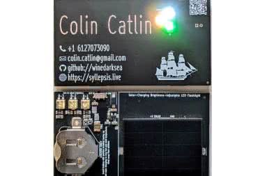 Zasilana solarnie latarka formatu wizytówki