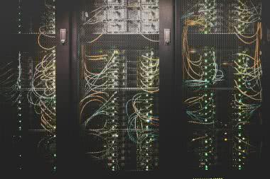 Dlaczego dyski NVMe zaczynają dominować w IT? Poznaj najnowsze standardy pamięci!