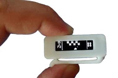 Konsola z prostymi grami w formie breloczka do kluczy