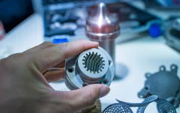 Bezodpadowe technologie wytwarzania elementów metalowych lub pokrytych metalem