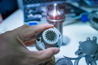 Bezodpadowe technologie wytwarzania elementów metalowych lub pokrytych metalem