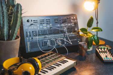 Syntezatory dźwięku (2). Wczesne syntezatory i instrumenty elektroniczne