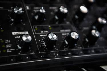 Syntezatory dźwięku (4). Zaawansowane oscylatory VCO i generatory LFO